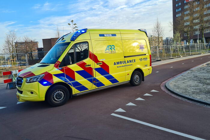 Scooterrijder gaat onderuit na aanrijding met auto