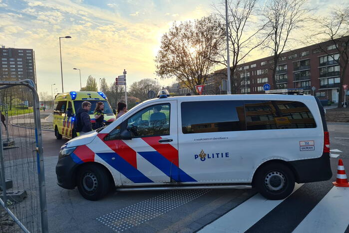 Scooterrijder gaat onderuit na aanrijding met auto