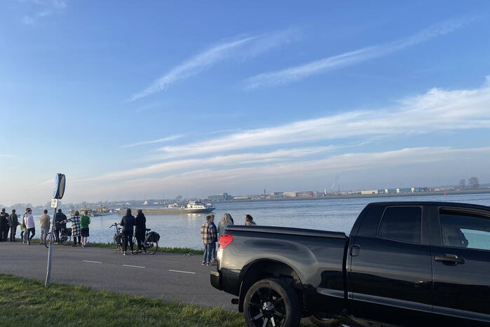 Binnenvaartschip gekapseisd bij Maeslantkering op Nieuwe Waterweg