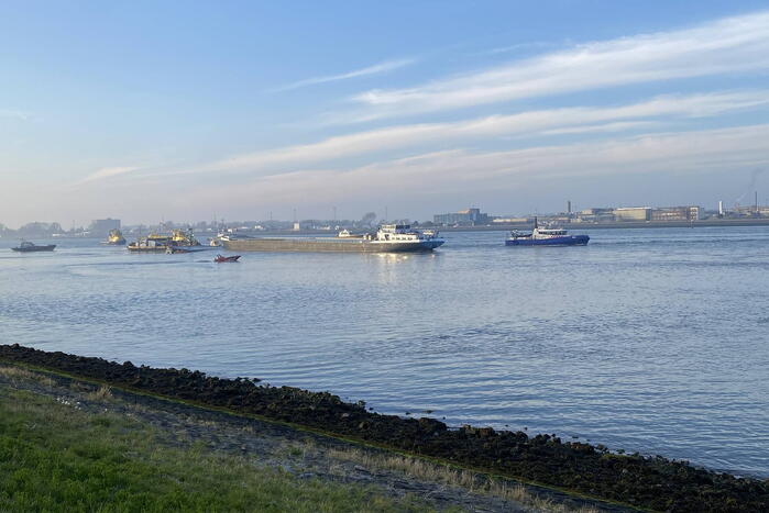 Binnenvaartschip gekapseisd bij Maeslantkering op Nieuwe Waterweg