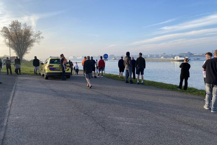 Binnenvaartschip gekapseisd bij Maeslantkering op Nieuwe Waterweg