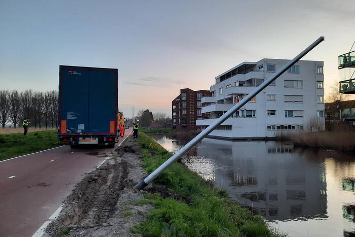 Vrachtwagen rijdt zich vast in berm