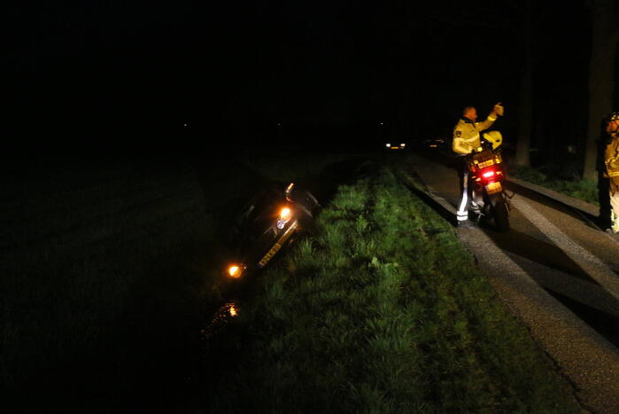 Bestuurder belandt met personenauto in sloot