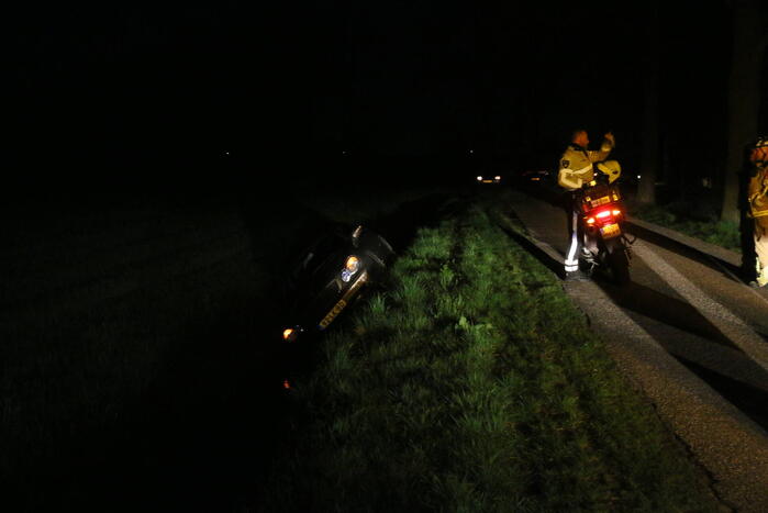 Bestuurder belandt met personenauto in sloot