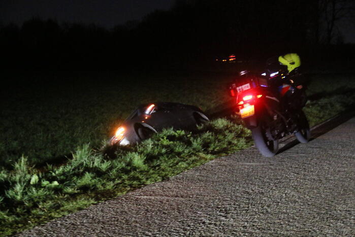 Bestuurder belandt met personenauto in sloot