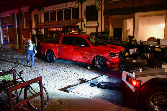 Auto knalt tegen winkelpand door botsing