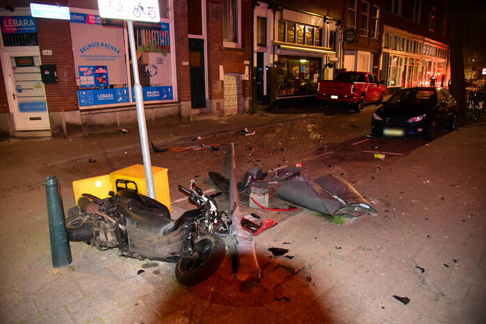 Auto knalt tegen winkelpand door botsing