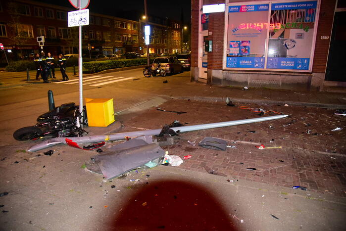 Auto knalt tegen winkelpand door botsing