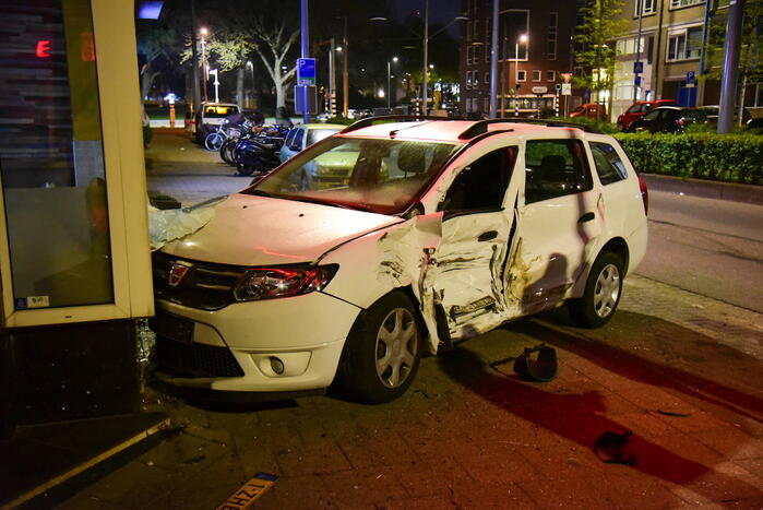 Auto knalt tegen winkelpand door botsing