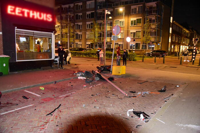 Auto knalt tegen winkelpand door botsing