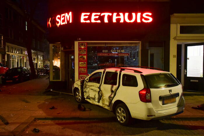 Auto knalt tegen winkelpand door botsing