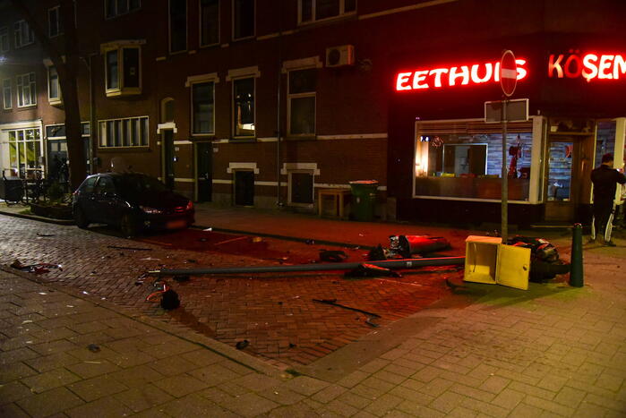 Auto knalt tegen winkelpand door botsing