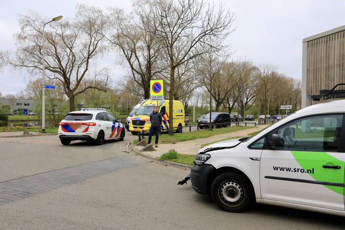 Twee bestelbussen botsen op kruising