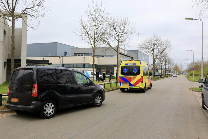 Twee bestelbussen botsen op kruising