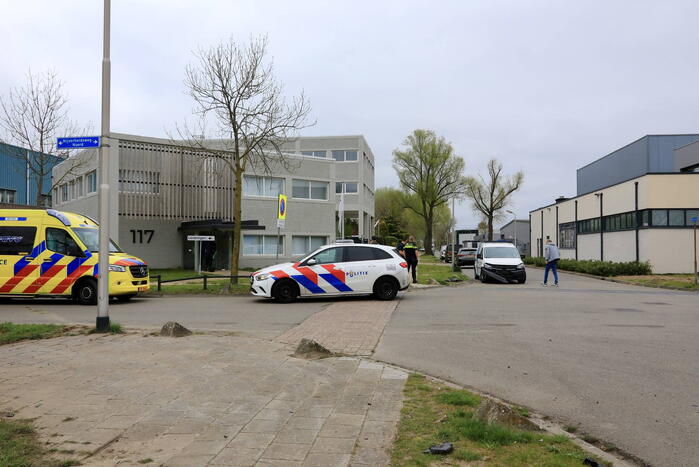 Twee bestelbussen botsen op kruising