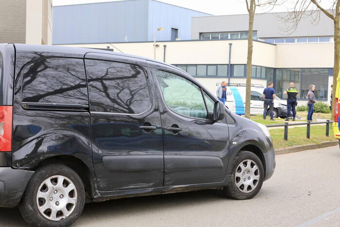 Twee bestelbussen botsen op kruising