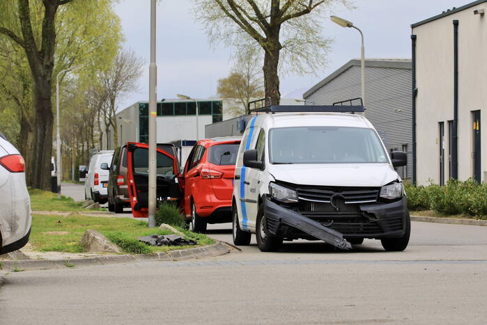 Twee bestelbussen botsen op kruising