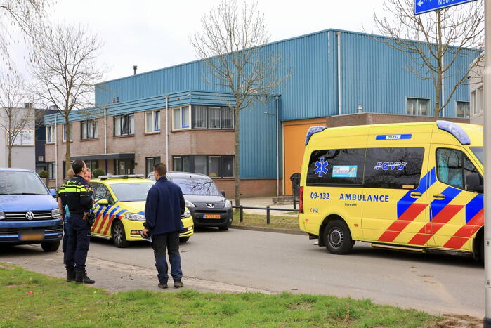 Twee bestelbussen botsen op kruising