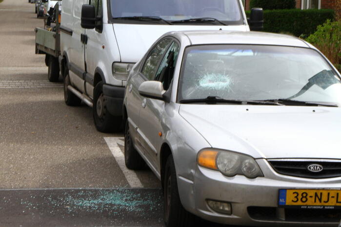 Man met verward gedrag vernielt autoruiten