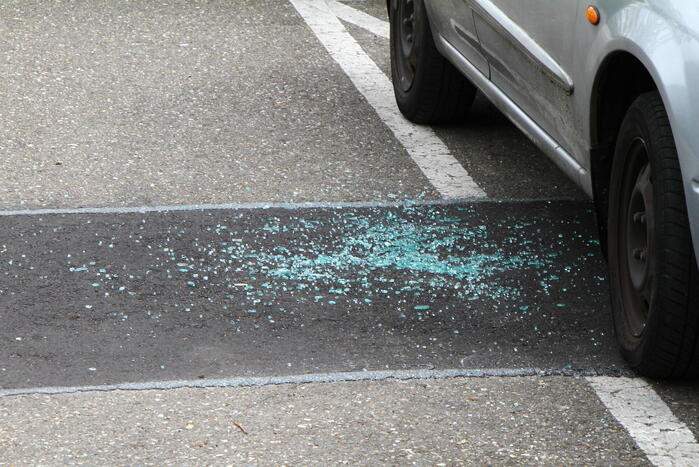 Man met verward gedrag vernielt autoruiten