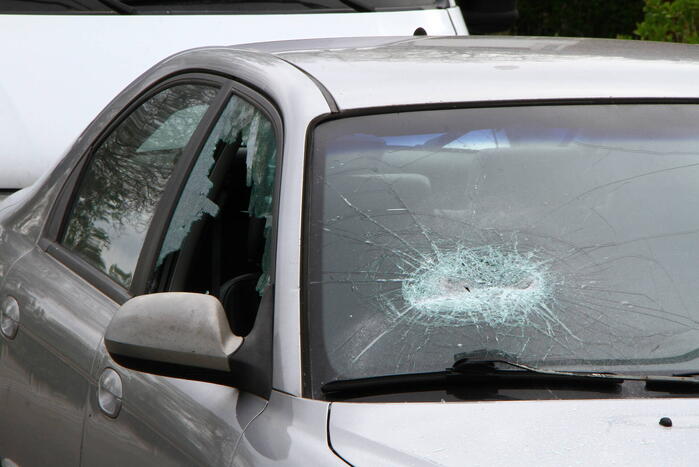 Man met verward gedrag vernielt autoruiten