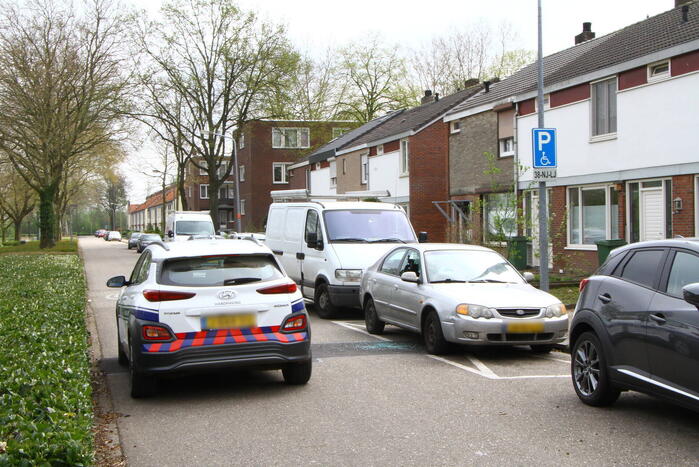 Man met verward gedrag vernielt autoruiten