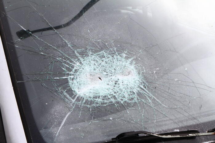Man met verward gedrag vernielt autoruiten