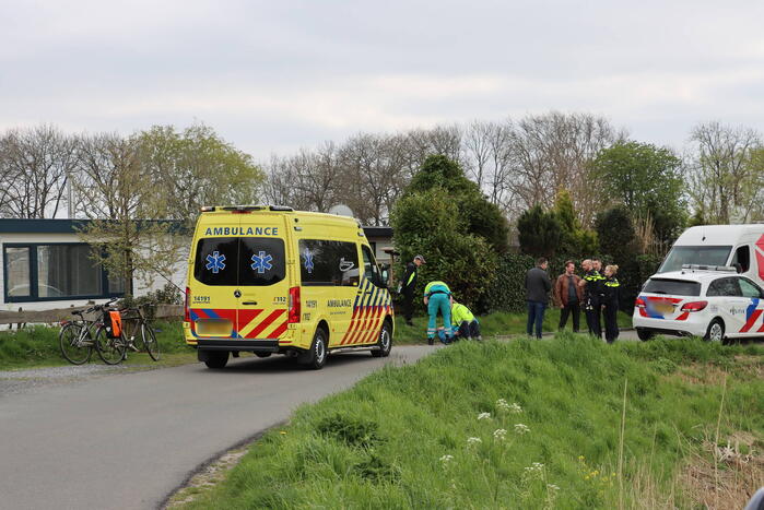 Vrouw op fiets gaat onderuit en raakt gewond