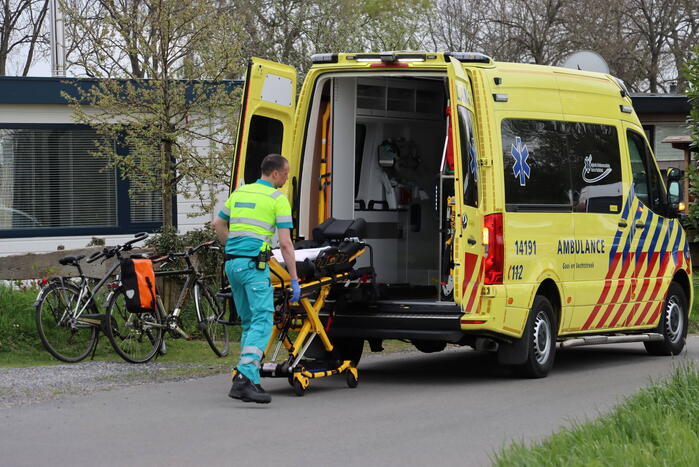 Vrouw op fiets gaat onderuit en raakt gewond