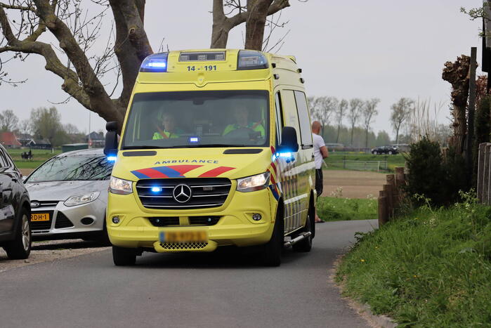 Vrouw op fiets gaat onderuit en raakt gewond