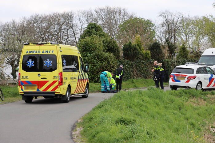 Vrouw op fiets gaat onderuit en raakt gewond