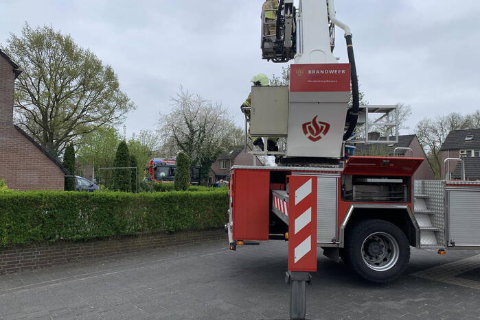 Brandweer veegt schoorsteen na brand