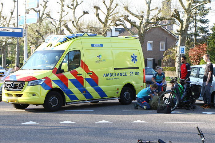 E-biker gewond bij botsing met auto