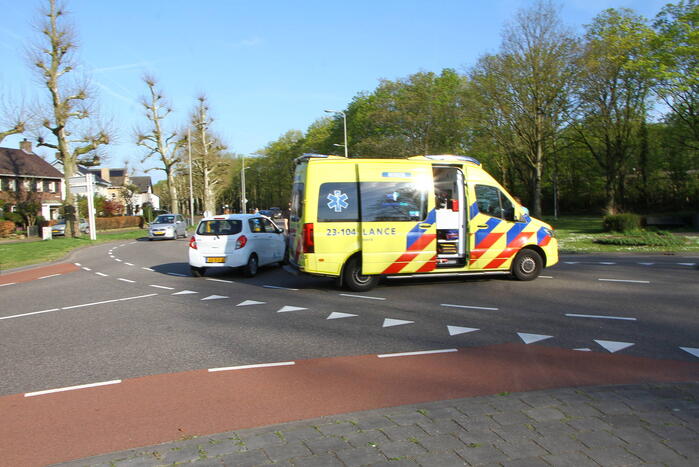 E-biker gewond bij botsing met auto