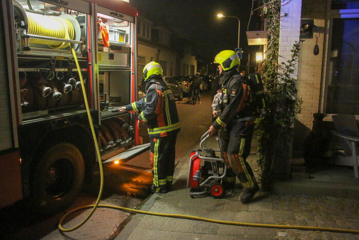 Containerbrand tegen gevel snel onder controle