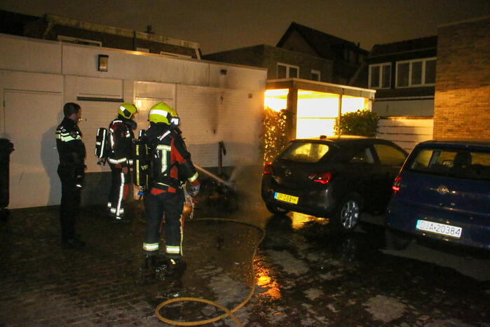 Containerbrand tegen gevel snel onder controle