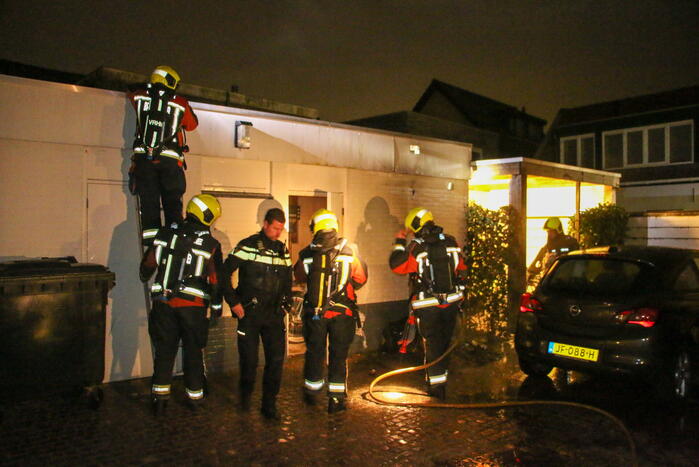 Containerbrand tegen gevel snel onder controle