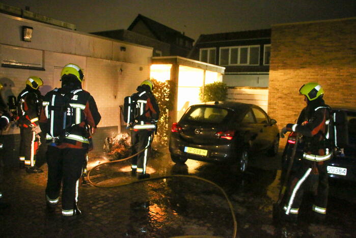 Containerbrand tegen gevel snel onder controle