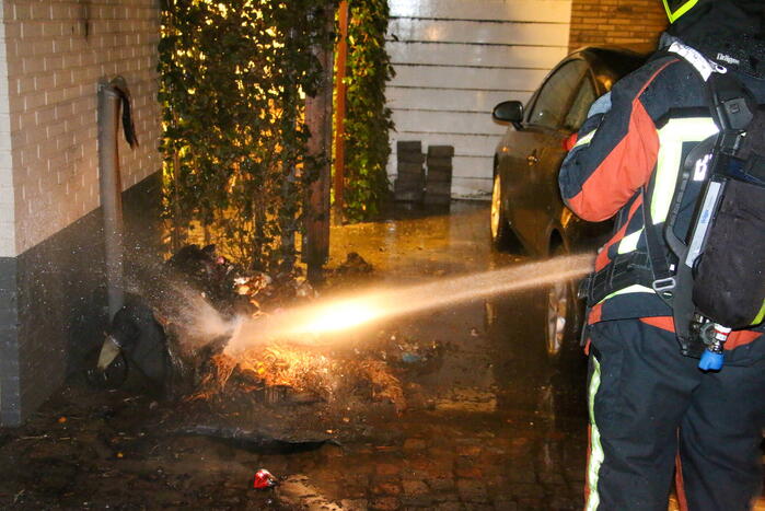 Containerbrand tegen gevel snel onder controle