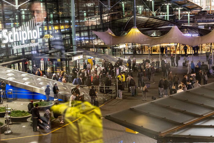 Schiphol ontruimd vanwege brand bij pizzatent