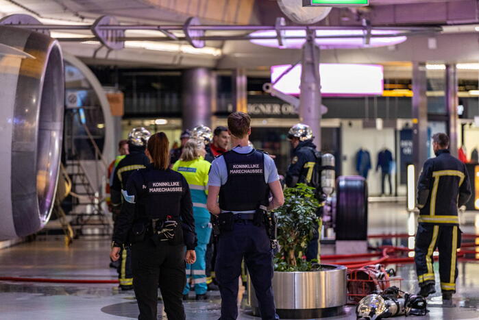 Schiphol ontruimd vanwege brand bij pizzatent