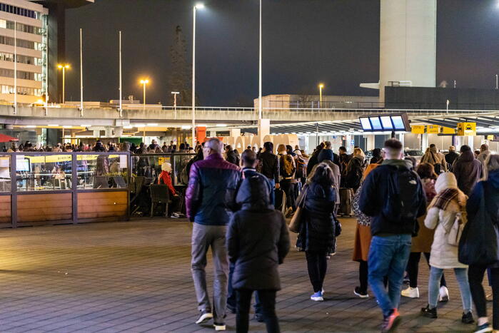 Schiphol ontruimd vanwege brand bij pizzatent