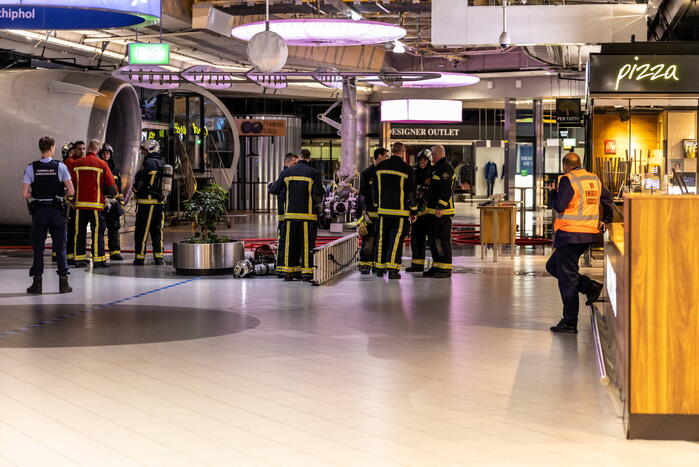 Schiphol ontruimd vanwege brand bij pizzatent
