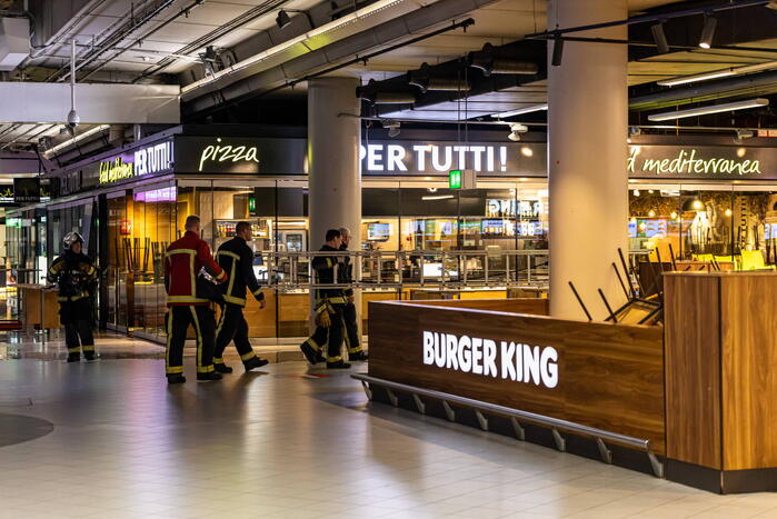 Schiphol ontruimd vanwege brand bij pizzatent