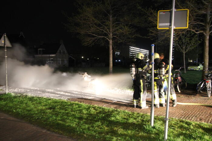 Deelscooter volledig uitgebrand