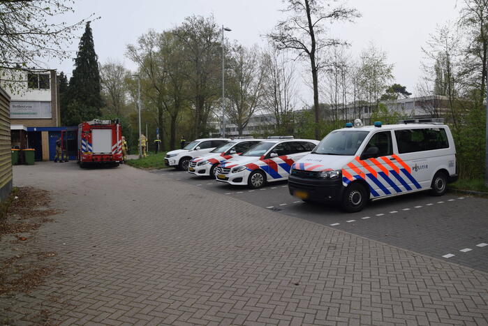 Brandweer haalt twee gedumpte scooters uit het water