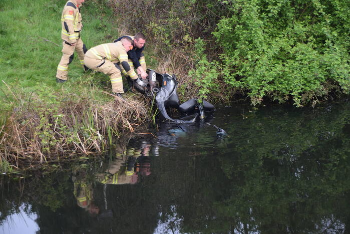 Brandweer haalt twee gedumpte scooters uit het water