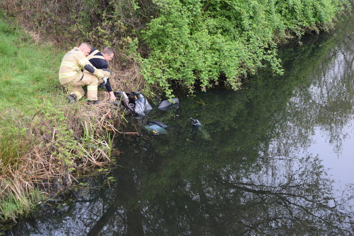 Brandweer haalt twee gedumpte scooters uit het water