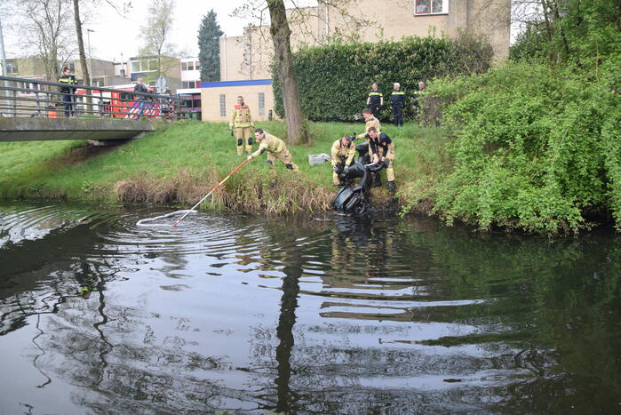 Brandweer haalt twee gedumpte scooters uit het water