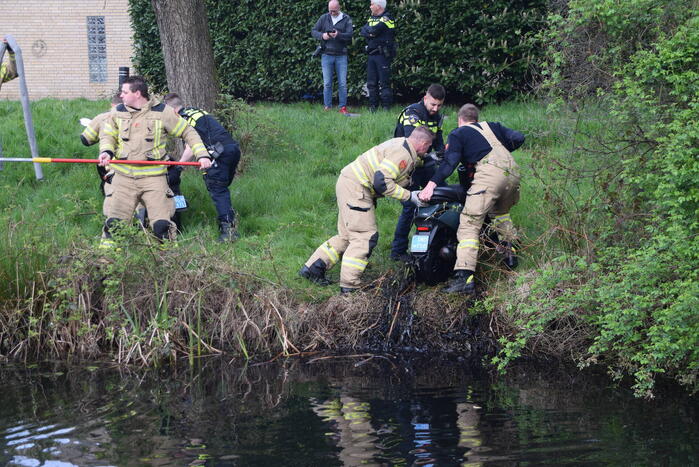 Brandweer haalt twee gedumpte scooters uit het water